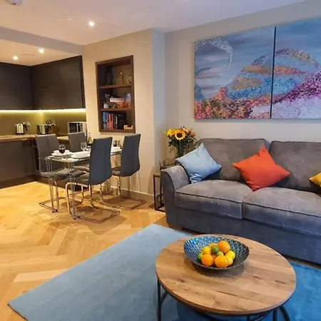 Luxury One Bedroom Within The Walls