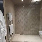Luxury One Bedroom Within The Walls *