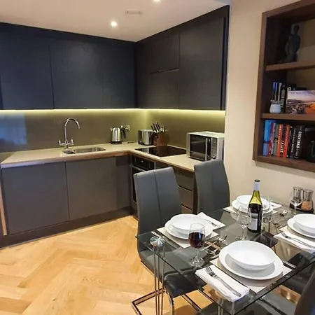 Luxury One Bedroom Within The Walls *