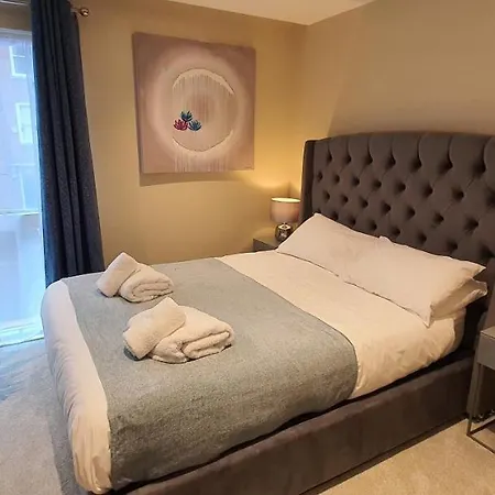 Luxury One Bedroom Within The Walls