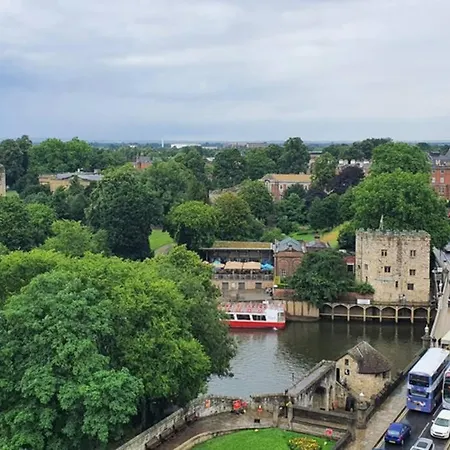 Luxury One Bedroom Within The Walls *