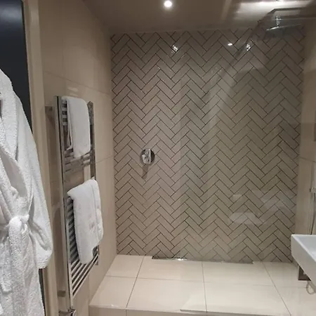 Luxury One Bedroom Within The Walls *